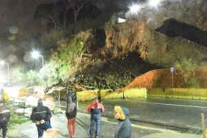 Ischia, una frana spacca l'isola in due: scuole chiuse