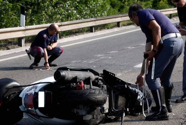Napoli, la tangenziale della morte: motociclista vittima di un incidente