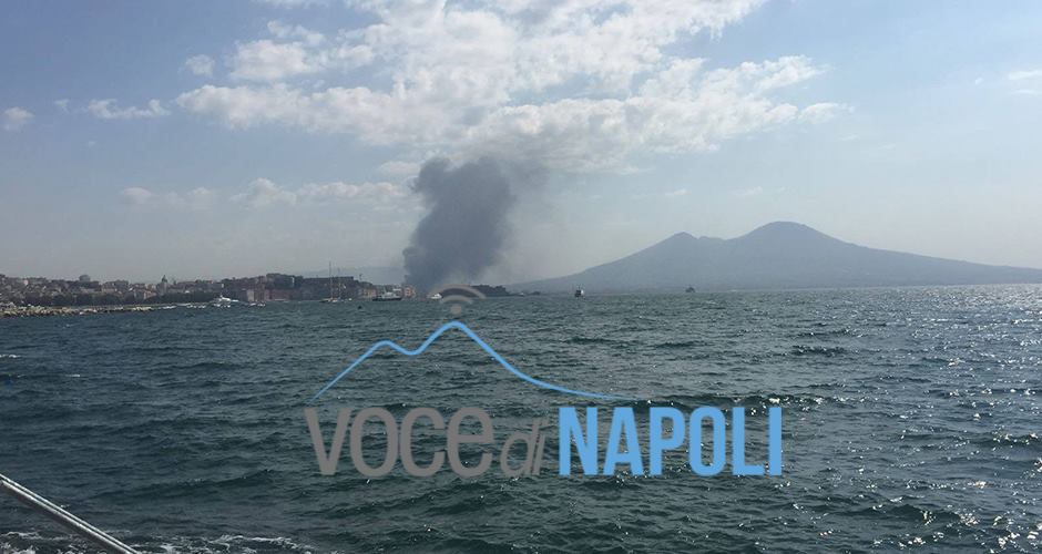 Rogo nel Napoletano, colonna di fumo spaventa i residenti