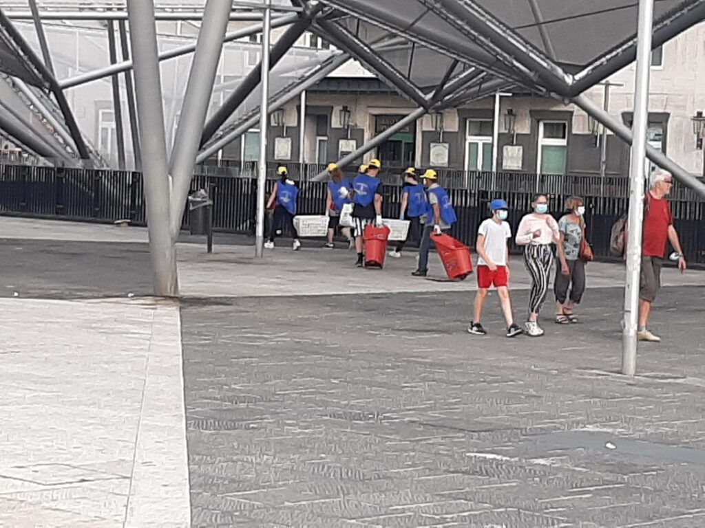 La solidarietà della C.A.R.E.S: pacchi per famiglie bisognose