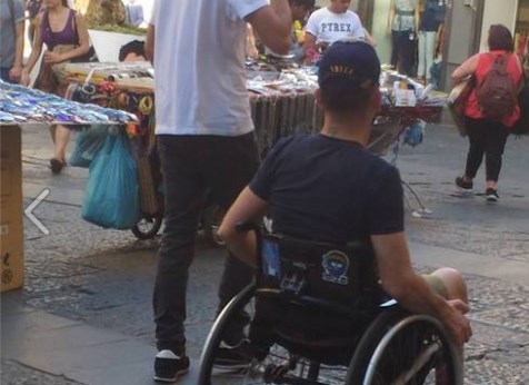 Montesanto, la denuncia di un lettore: "Passaggio disabili ostruito dagli ambulanti"