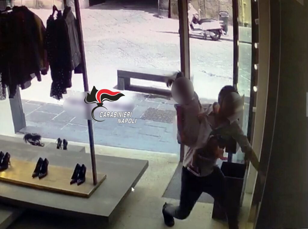 Chiaia, rapinatore seriale di negozi arrestato dai carabinieri: agiva con la nipotina in braccio