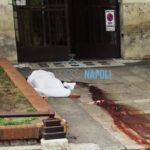 "Napoli, orrore in città: cadavere nel sangue davanti un palazzo"