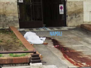 "Napoli, orrore in città: cadavere nel sangue davanti un palazzo"