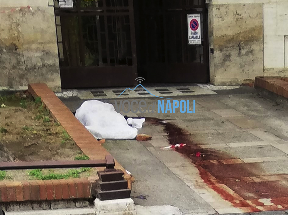 "Napoli, orrore in città: cadavere nel sangue davanti un palazzo"