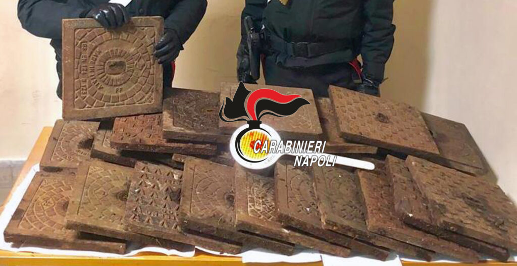 Napoli, rubano 26 tombini nel parco giochi di Mariglianella: arrestati