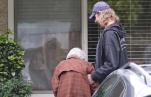 Coniugi insieme da 60 anni adesso divisi da un vetro: l'amore ai tempi del Coronavirus