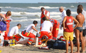Praia a Mare, 80enne di Napoli vittima di un malore al mare