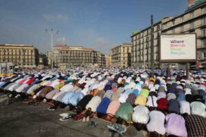 Napoli, in piazza Garibaldi riunite le comunità islamiche: è la preghiera del sacrificio