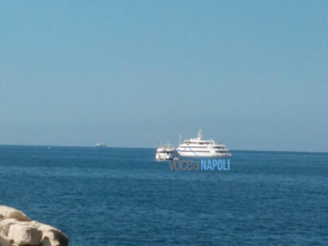 Mega yacht nel Golfo di Napoli, un'imbarcazione da mille e una notte