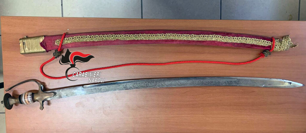 Varcaturo, la moglie vuole lavorare e il marito prende la sciabola