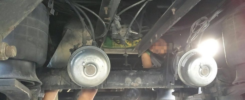 Adolescente nascosto sotto il tir, arriva a Napoli: è scappato dalla guerra