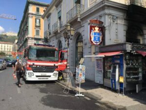 Napoli: incendio in un noto bar di Piazza Municipio