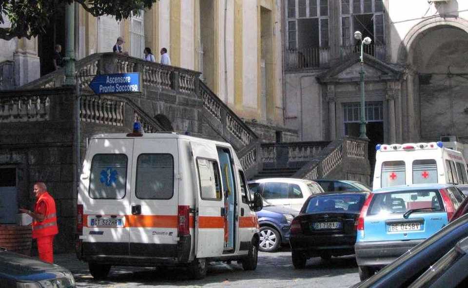 Ospedale degli Incurabili, crolla un soffitto: pazienti trasferiti