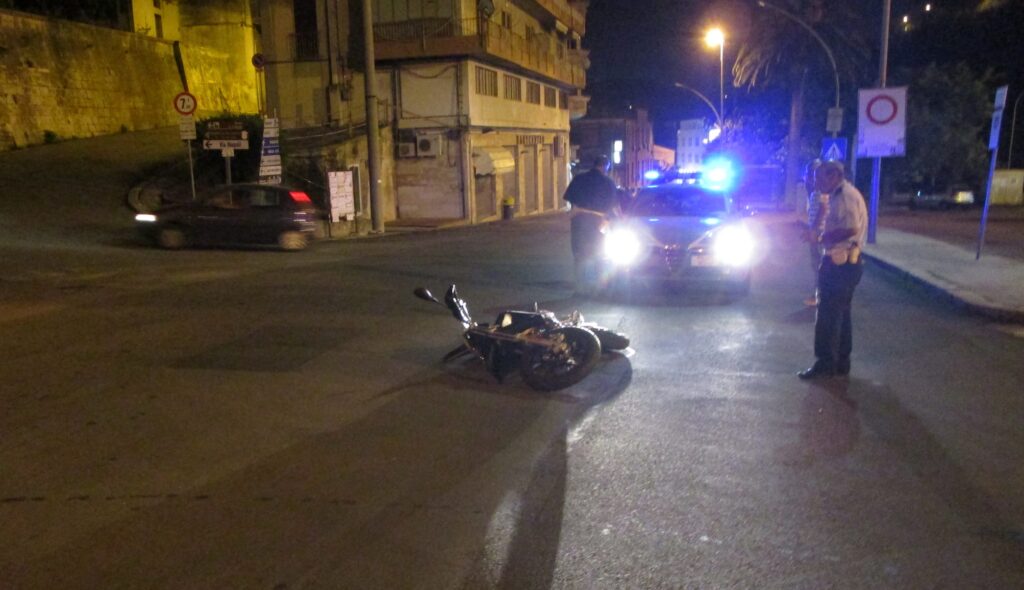 Vuole vendicare l'amico accoltellato, viene colpito da diversi colpi di pistola