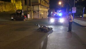 Vuole vendicare l'amico accoltellato, viene colpito da diversi colpi di pistola