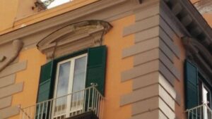 Napoli la città che "traballa": il centro storico cade a pezzi