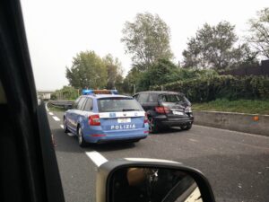 Napoli, incidente stradale nella zona di Capodichino, traffico in tilt