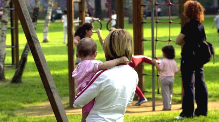 Covid e bambini, riapertura aree gioco nei parchi e centri estivi: fino a 6 anni niente mascherina