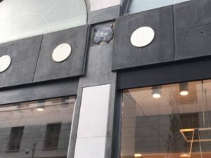 Esclusiva forte vento a Napoli, primi crolli in via Toledo