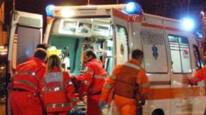 Movida violenta a Napoli, due giovani accoltellati da una baby gang ai baretti