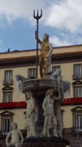 Freddo a Napoli, si ghiacciano fontane e strade