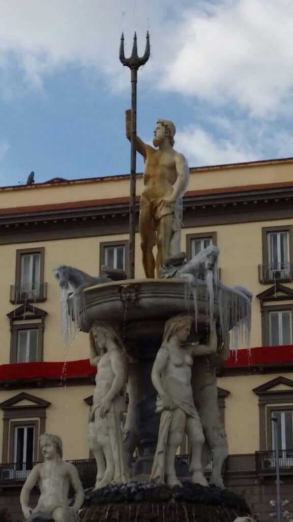 Freddo a Napoli, si ghiacciano fontane e strade