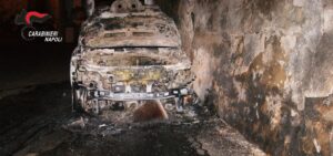 Perseguita la nuova fidanzata dell'ex ragazzo e le incendia l'auto: arrestata la sorella del boss