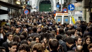 I gestori dei baretti di Chiaia rispondono ai residenti: “Abbiamo fatto pulire le strade dopo il brunch e gestito la situazione al meglio”