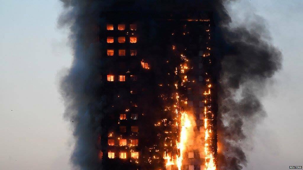 Londra, grattacielo in fiamme: residenti in fuga dalle fiamme