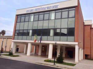 Villaricca, il mistero dei quadri "modificati": proteste al liceo Cartesio