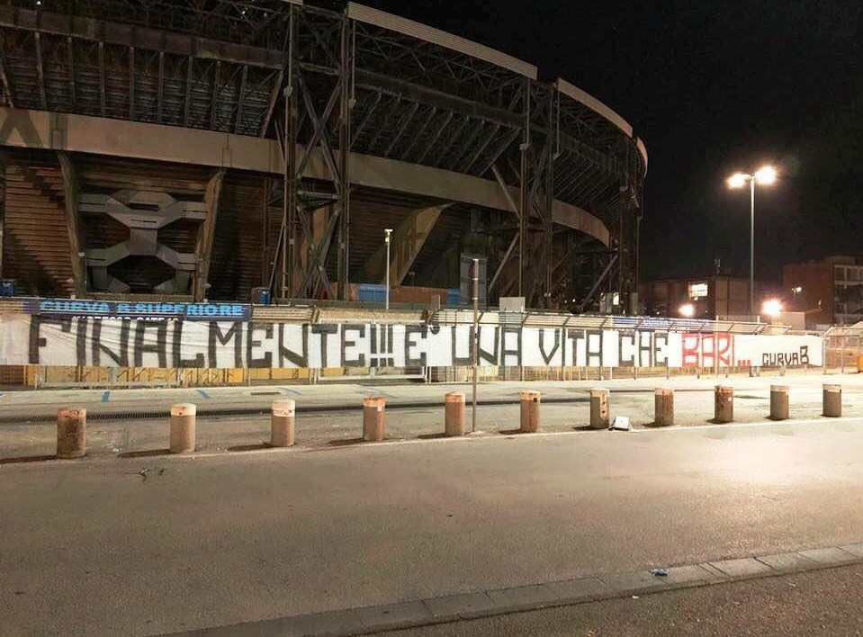 De Laurentiis compra il Bari e a Napoli compaiono gli striscioni di contestazione
