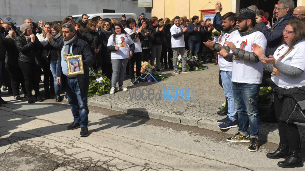Funerali di Imma Villani, cori e applausi per la donna uccisa dal marito
