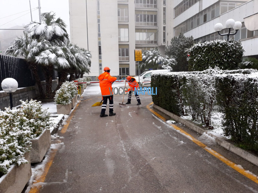 Operazione in corso del comune di Napoli per risolvere la temporanea emergenza dovuta alla nevicata di questa mattina