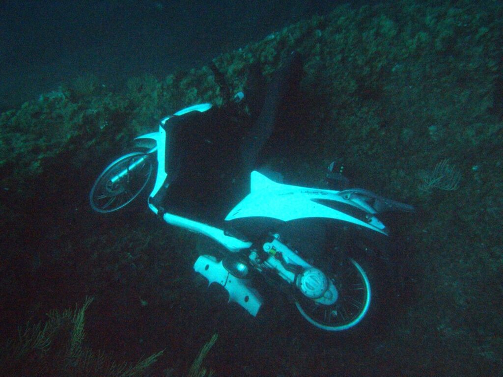 Ritrovamento bizzarro a Procida, tra i fondali spunta un motorino 50