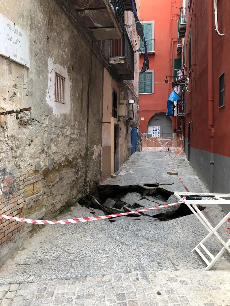 Montesanto, voragine in strada: evacuate 40 famiglie