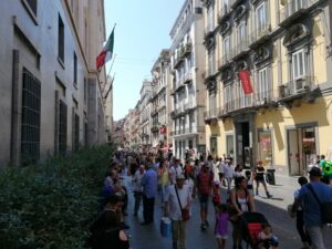 Napoli irresistibile nonostante il covid, centro pieno di turisti: "È una città bellissima"