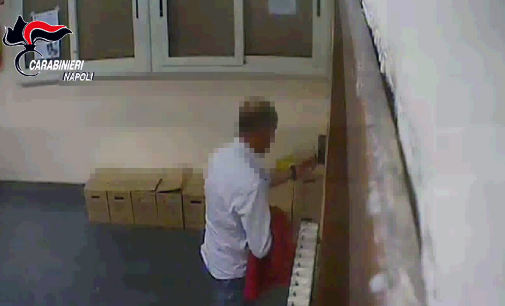 Procida, scandalo assenteismo al comune: sospesi 4 dipendenti