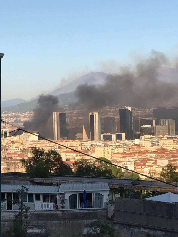 Fiamme ovunque a Napoli, incendio anche al Centro Direzionale