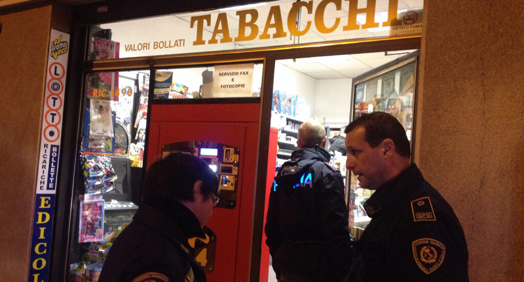 Pozzuoli, entrano vestiti da Spiderman e rapinano la tabaccheria