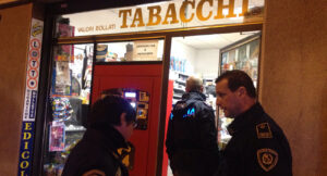 Pozzuoli, entrano vestiti da Spiderman e rapinano la tabaccheria