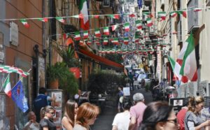 Ai Quartieri Spagnoli chiudono le botteghe storiche e si moltiplicano i centri scommesse