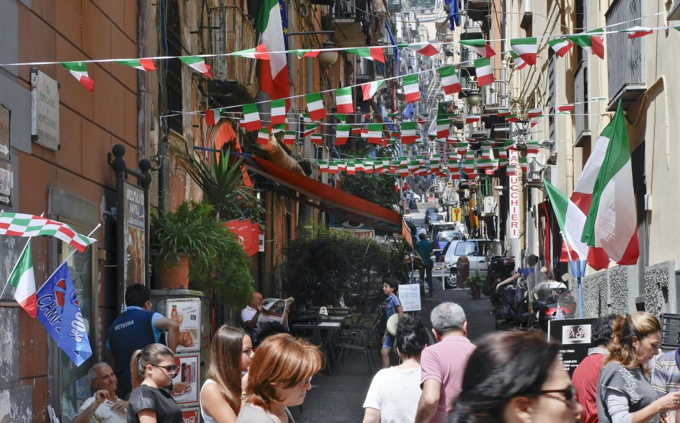 Ai Quartieri Spagnoli chiudono le botteghe storiche e si moltiplicano i centri scommesse