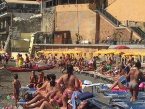 Lido Ideal a Posillipo, c'è il sequestro ma la struttura funziona lo stesso
