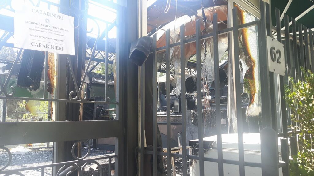 Incendio bar Miranapoli, nella notte a fuoco lo storico locale di via Petrarca