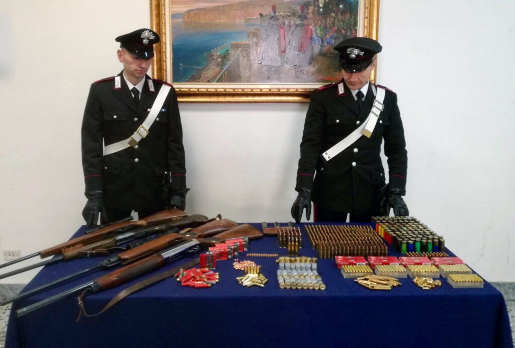 Sant'Anastasia, i carabinieri trovano e sequestrano armi in un casolare