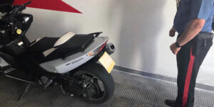 Non va d'accordo con il padre e fa una esplodere una bomba davanti casa sua: ferito un 76enne