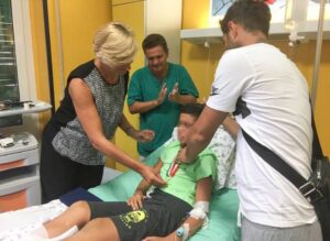 Ischia, il piccolo Ciro premiato dalla Ministra della Difesa Roberta Pinotti: medaglia per il suo coraggio