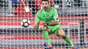 Juventus - Cagliari, primo rigore assegnato con la Var: Buffon lo para