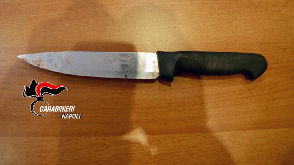 Tenta di uccidere la madre nel sonno, follia nel napoletano